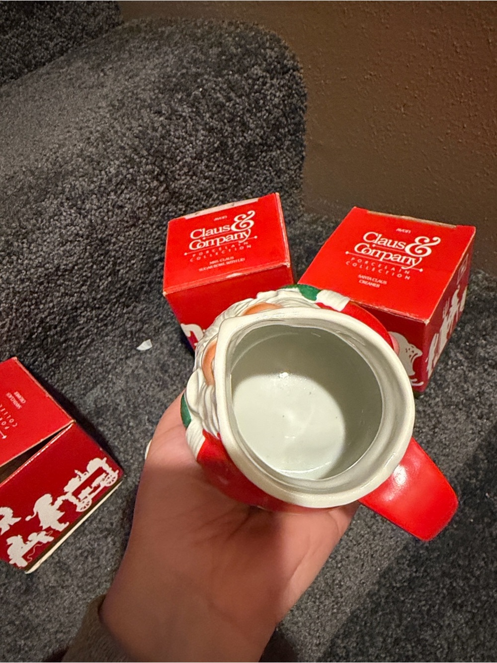 AVON Vintage Santa Claus Creamer and Mrs. Claus Sugar Bowl w/Lid Set 1983 - Picture 6 of 10